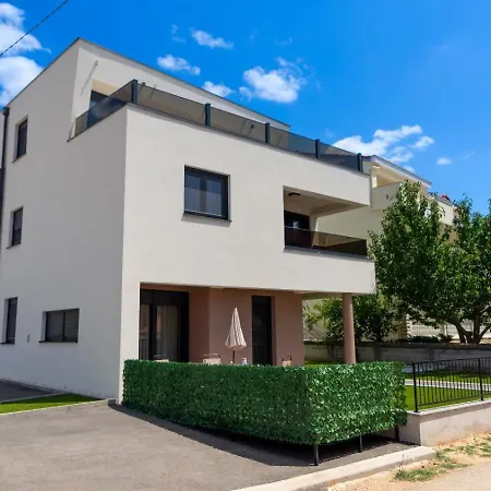 Lav Апартаменты *